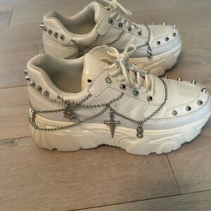 Koi shoes, white with silver chains uk5